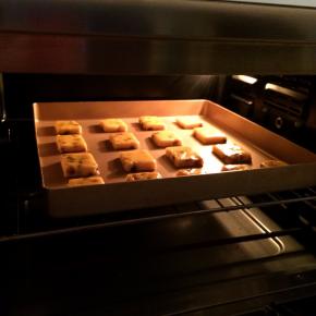 入预热好的烤箱中层，上下火，175度15分钟，直至表面金黄色。