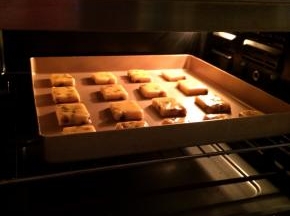 入预热好的烤箱中层，上下火，175度15分钟，直至表面金黄色。