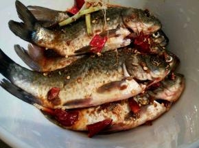 再淋上调料腌制3小时，