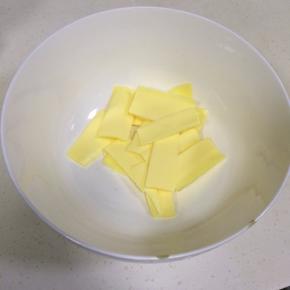 黄油切片软化。