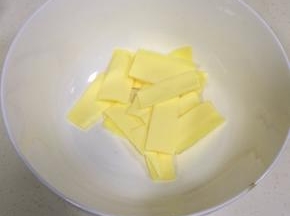 黄油切片软化。