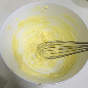 用手动打蛋器稍微打发一下，看到颜色发白，比较蓬松，就可以了。不要打发过度。