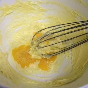 分3次加入鸡蛋液，用打蛋器搅打均匀。