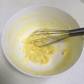 每一次搅打均匀后再加入下一次的蛋液。