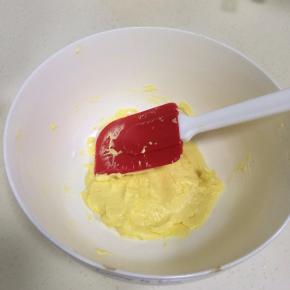 筛入低筋面粉。