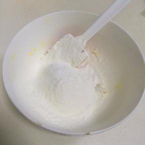 用刮刀翻拌均匀至无干粉状态。