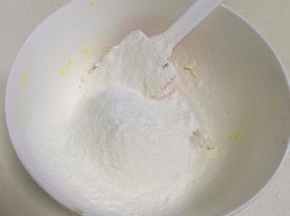 用刮刀翻拌均匀至无干粉状态。