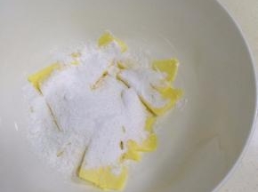加入糖粉，如果没有糖粉的可以用料理机把白砂糖打磨过筛。