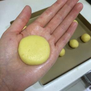 然后收好口按扁，变成小圆饼，开口面朝下。