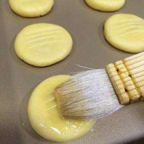 刷上鸡蛋液，入预热好的烤箱中层，上下火180度，烤15分钟左右，至饼干上色即可。