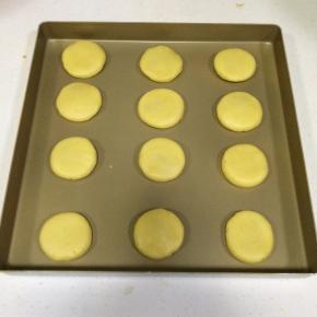 整好形一一摆入不粘烤盘内，如果不是不粘烤盘，记得垫好油纸。