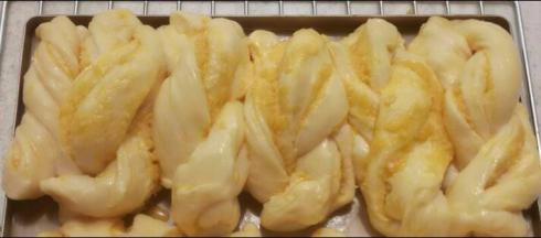 每份卷上椰蓉拧两圈就好了，进行二发。发到两倍大。