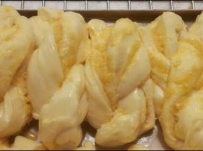 每份卷上椰蓉拧两圈就好了，进行二发。发到两倍大。