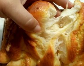 烤箱预热。中层180度烤25分钟出炉。超级软，超级香。