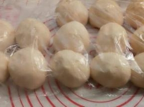 排气，这个方子可以做12个，分成12份，醒20分钟