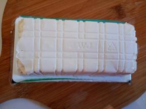  把豆腐的四个角剪一下，空气进去了就可以把整个豆腐拿出来