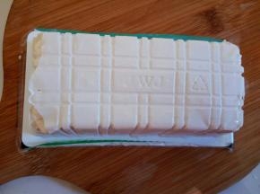  把豆腐的四个角剪一下，空气进去了就可以把整个豆腐拿出来