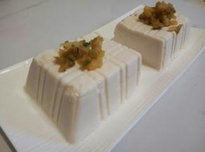 豆腐对半切好，放上榨菜，