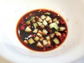 生抽，蚝油，芝麻油各一勺，加小米椒，黄瓜丁，做一个汁