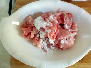 猪瘦肉切薄片，放2克盐和适量淀粉抓匀，腌一下