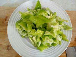 青椒去籽洗净切块