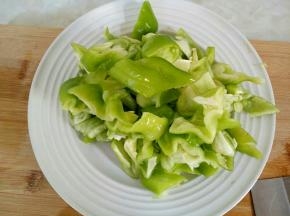 青椒去籽洗净切块