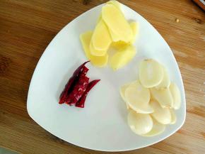 姜蒜切片，辣椒切两段