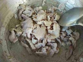 热锅冷油，锅烧热放油，待油热时放入肉片炒至变色