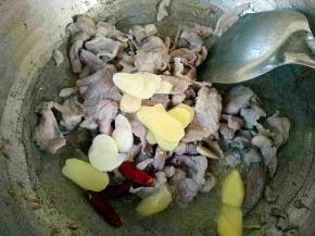 放入切好的姜蒜和辣椒段