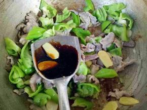 然后加入切好的青椒翻炒，再加入醋，生抽和蚝油翻炒20秒左右，出锅装盘即可