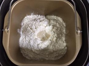 除黄油以外其他食材倒入面包机桶内，按先液体后粉类的顺序，然后在中间挖了洞加入酵母粉，启动面包机发面功能。（我的面包机发面功能是揉面+发酵，合计是1小时40分钟）