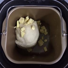 揉至成团时，放入黄油继续揉，全程大概揉40分钟左右，揉至扩展阶段。