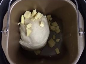 揉至成团时，放入黄油继续揉，全程大概揉40分钟左右，揉至扩展阶段。