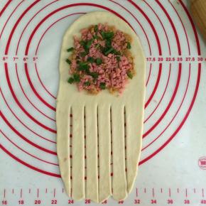 在面片上端放在肉松、香肠碎和葱花。