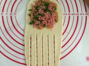 在面片上端放在肉松、香肠碎和葱花。