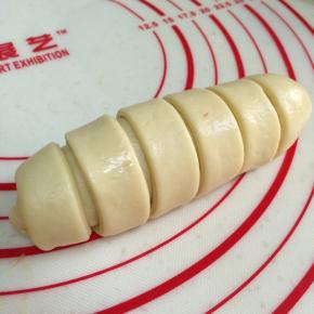 捏紧两端的收口。