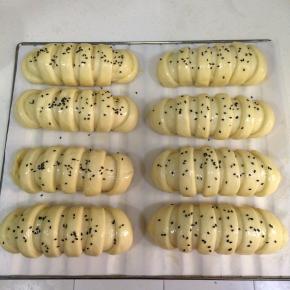 给每个面包都撒上黑芝麻。