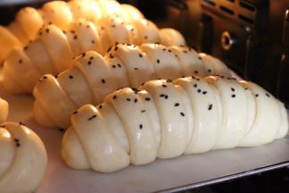 入烤箱内中层，上下火180度，15分钟左右。