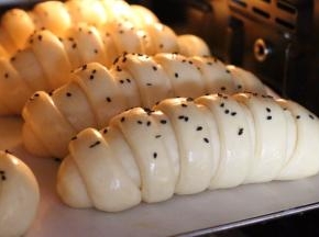 入烤箱内中层，上下火180度，15分钟左右。