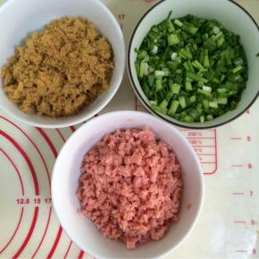 准备好肉松、香肠粒和葱花。