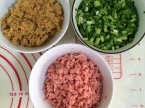 准备好肉松、香肠粒和葱花。