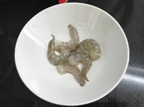 1、新鲜大虾去壳后用少许盐和料酒腌一下。