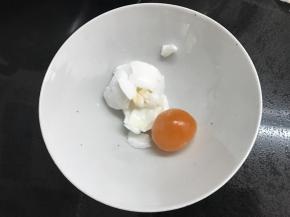 2、咸鸭蛋煮熟后把蛋白和蛋黄分开。