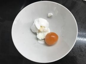 2、咸鸭蛋煮熟后把蛋白和蛋黄分开。