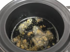 5、煮开后把炒好的蛋黄放入。