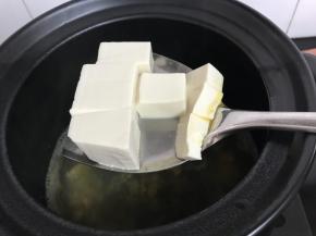 6、豆腐冲洗后切成小块放入砂锅中。