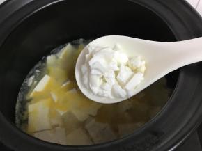 7、放入咸蛋白。