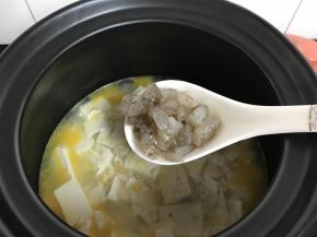 9、调味后放入虾仁。