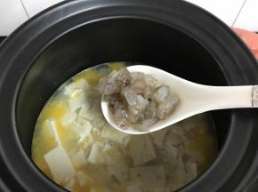 9、调味后放入虾仁。