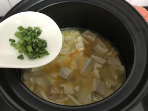 10、再次煮开后息火，放入香葱碎。